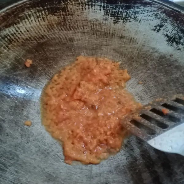 Tumis bumbu halus sampai matang dan harum. Koreksi rasa. Angkat .