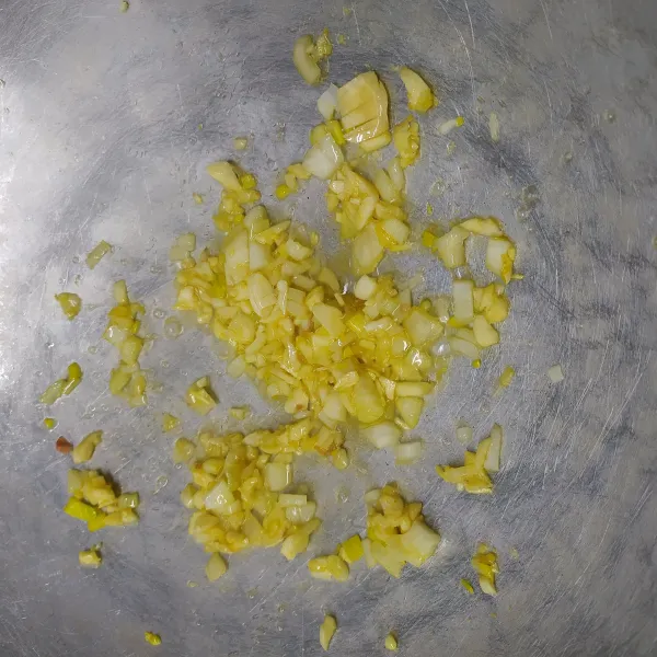Panaskan margarin secukupnya, tumis bawang putih dan bawang bombay sampai harum.