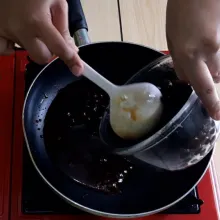 Masak gula merah sampai meleleh lalu saring. Masukkan kembali ke dalam teflon, tuangkan boba ke dalam lelehan gula merah. Masak sampai mengental.