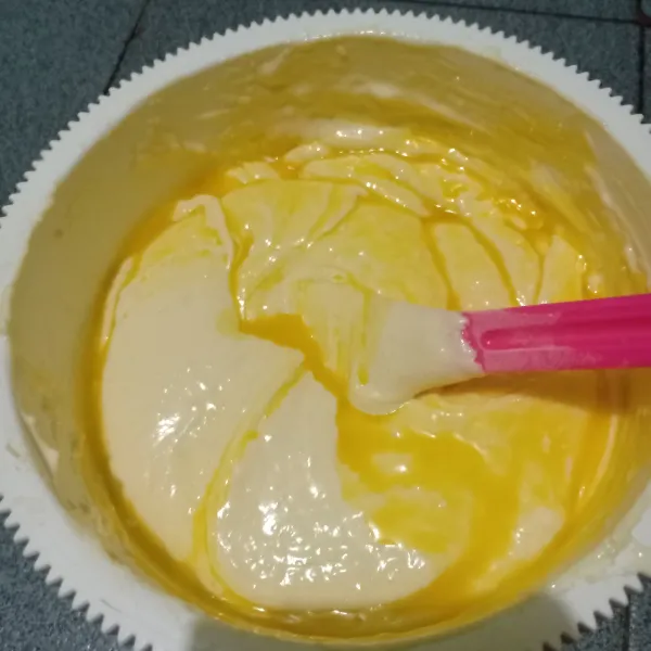Tambahkan margarin cair, aduk balik dengan spatula sampai tercampur rata. Jangan sampai ada yang mengendap.