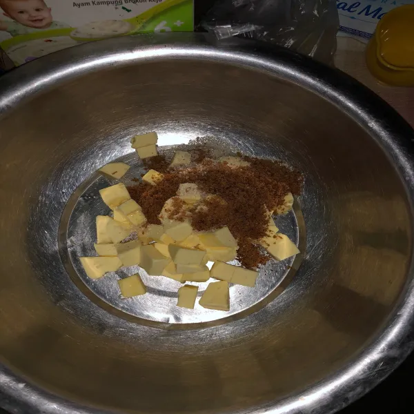 Campur butter dan semua gula