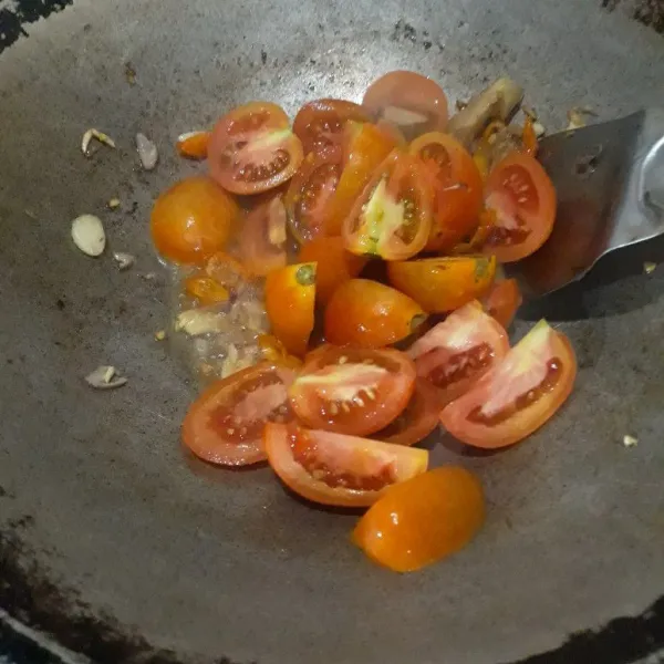 Selanjutnya masukkan tomat iris, garam, gula pasir secukupnya dan kaldu bubuk, masak sebentar.