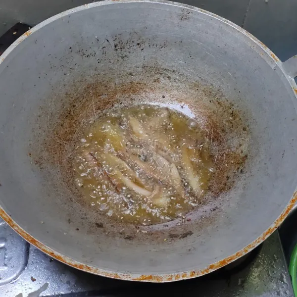 Panaskan minyak, goreng setengah garing ikan cue dan tiriskan minyaknya.