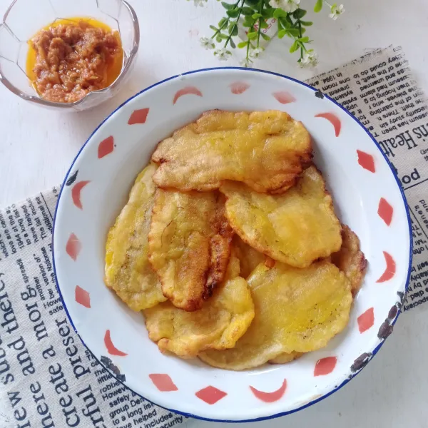 Sajikan pisang dengan sambal terasi.