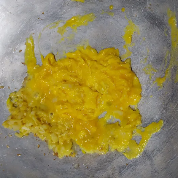 Sisihkan tumisan bawang di pinggir, masukkan kocokan telur. Biarkan sampai berkulit bawahnya kemudian orak-arik telur.