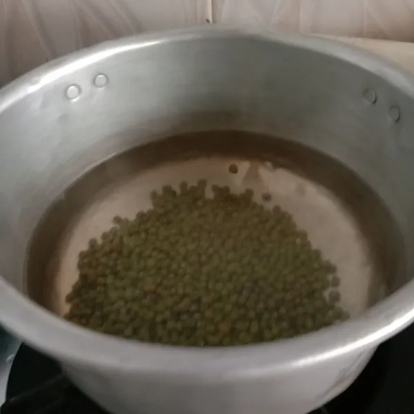 Rebus kacang hijau hingga mendidih dan mulai matang.