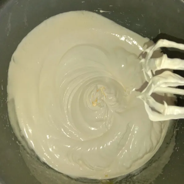 Mix telur, gula, SP, baking powder, vanili sampai mengembang (wajib) kurang lebih 10 menit, lalu turunkan ke speed 1. Masukan tepung perlahan-lahan lalu masukan sukun dan minyak goreng serta garam lalu aduk rata