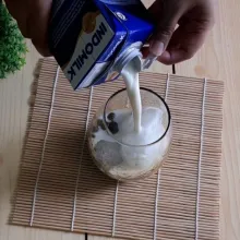 Tambahkan es batu dan susu cair. Milk boba nutrijel siap di nikmati.
