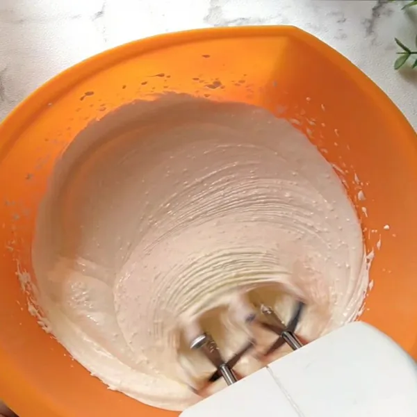 Mixer telur, sp dan gula pasir dengan speed tinggi hingga mengembang dan putih berjejak.