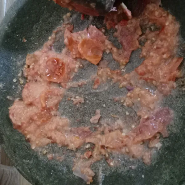 Haluskan semua bahan sambal terasi.