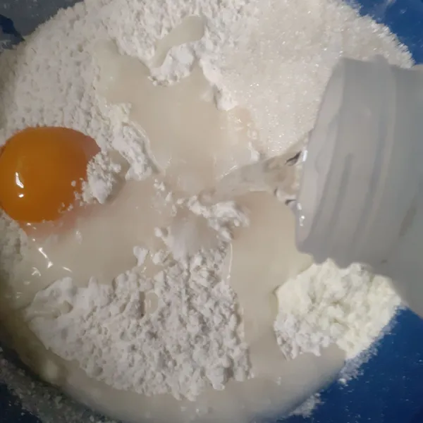 Campur tepung terigu, kuning telur, susu bubuk, gula pasir dan air 120 ml. Aduk hingga rata. Tutup menggunakan kain bersih. Diamkan selama 6-8 jam sampai setengah kalis.