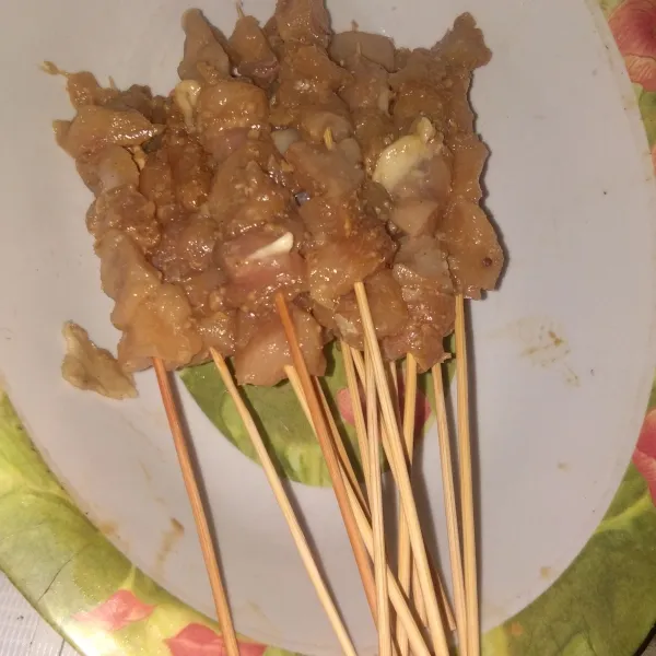 Tusuk daging dengan tusukan sate, lakukan sampai habis.