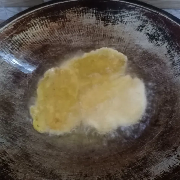 Goreng kembali pisang yang sudah dipipihkan. Goreng sampai matang.