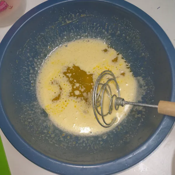Campurkan telur dan gula pasir. Kocok hingga bercampur. Masukkan mentega dan aduk rata.