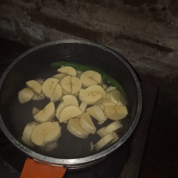 Masukan pisang, masak sampai matang