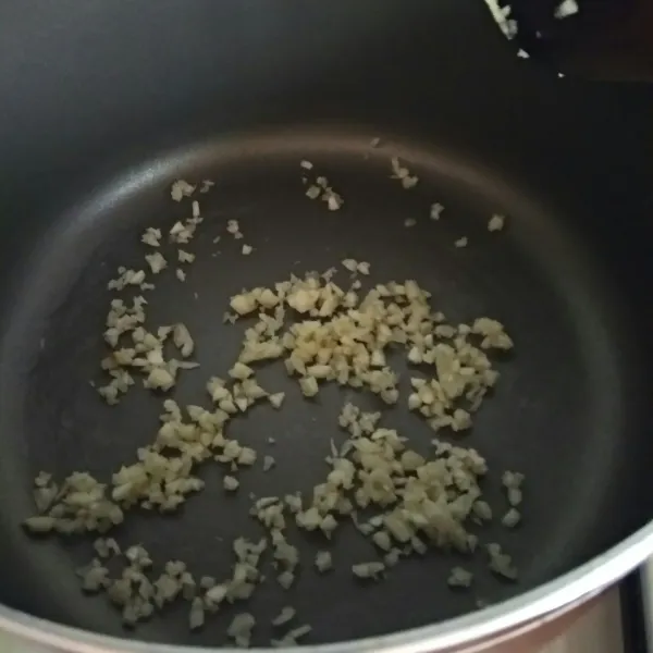 Tumis bawang putih dengan sedikit minyak.