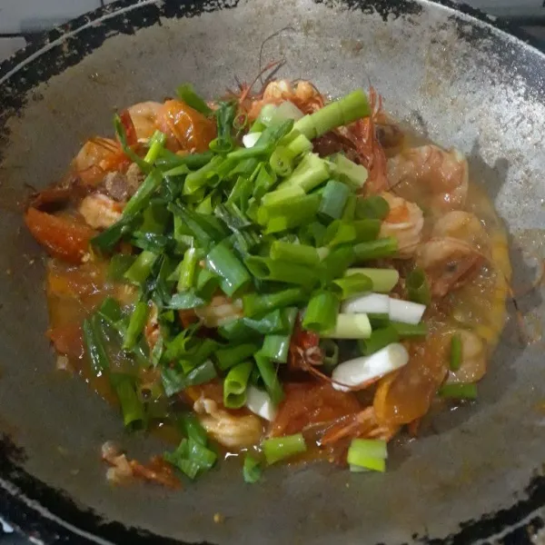 Setelah udang setengah matang masukkan daun bawang, masak sebentar, koreksi rasa dan siap disajikan.
