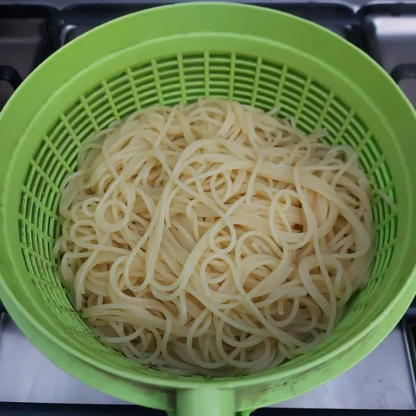 Rebus spaghetti sampai aldante, lalu tiriskan. Sisihkan.