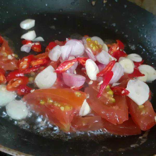Tumis bawang merah, bawang putih, tomat dan cabe, tumis hingga harum.