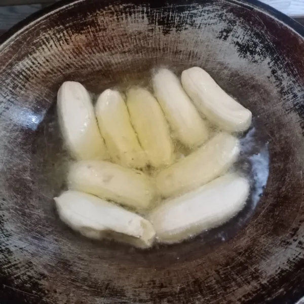 Goreng pisang sampai setengah matang. Angkat.