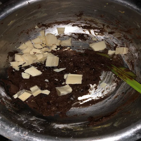 Masukan white chocolate chip dan dark chocolate chip atau topping  lalu aduk rata dengan spatula (jangan sampai overmix cukup sampai topping chocolate chipsnya tercampur rata)