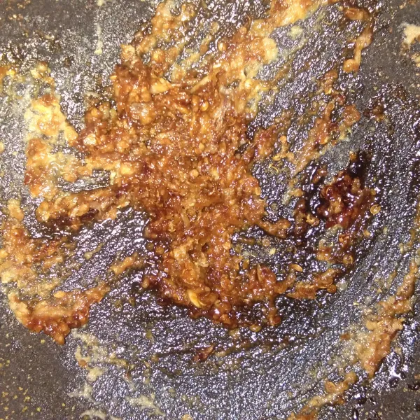 Haluskan bumbu lalu tambahkan kecap manis.