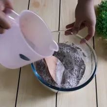 Campur bubuk nutrijel dan tepung kanji menjadi satu lalu tuangkan air mendidih secara bertahap.