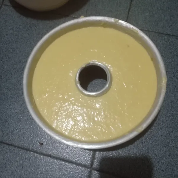 Tuang adonan ke dalam loyang ukuran 22 cm yang sudah diolesi margarin dan tepung terigu. Hentakan sebanyak 3 kali supaya tidak ada gelembung udara di dalamnya.