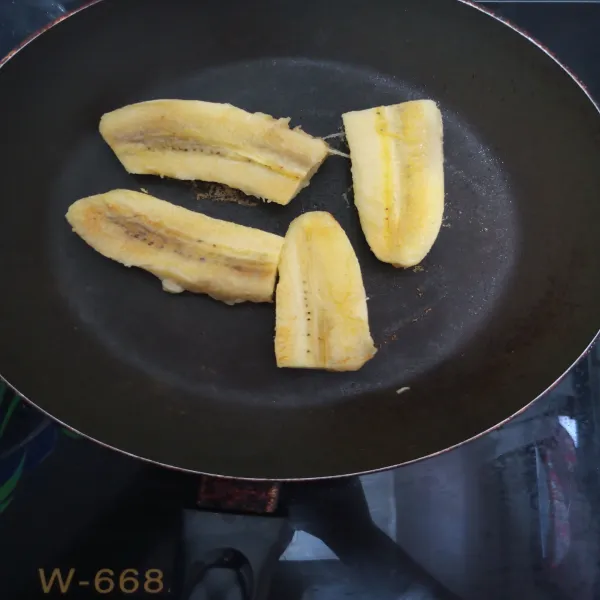 Potong pisang panggang diatas teflon tanpa butter panggang 2 menit sambil di bolak balik sedikit kecokelatan.