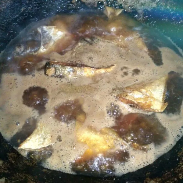 Masukkan air, kayu manis dan kecap manis, setelah mendidih masukkan ikan dan goreng.