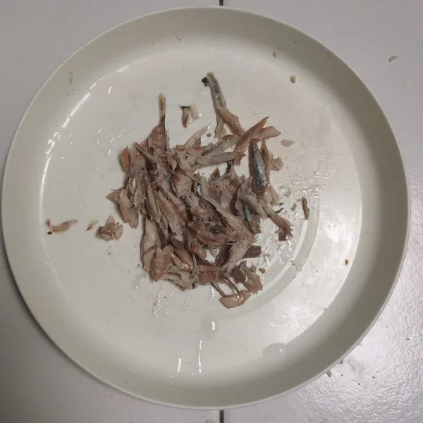 Buang tulang ikan cue, cacah dagingnya menggunakan garpu, sisihkan.