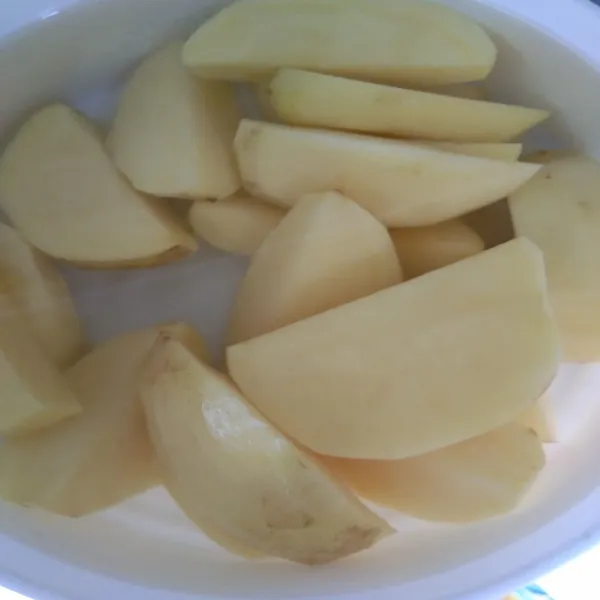 Kupas dan potong kentang