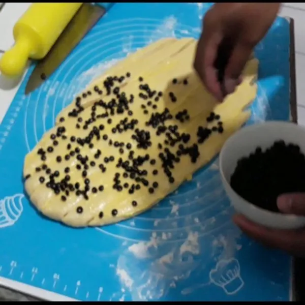 Olesi dengan bahan olesan dalam (margarin dan skm) hingga rata lalu taburi choco chips. Lalu gulung kemudian taruh dalam loyang ukuran 24 cm × 12 cm × 7 cm. Diamkan hingga mengembang 2x lipat