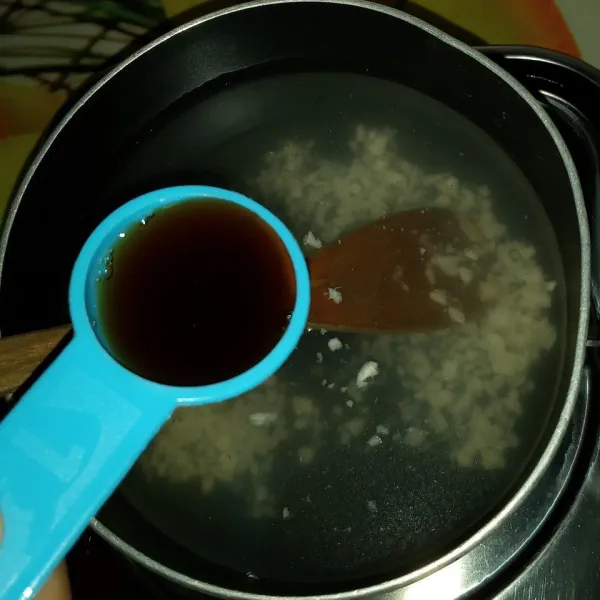 Tuang air. Bumbui kecap ikan, kecap asin dan garam secukupnya. Masak hingga mendidih.