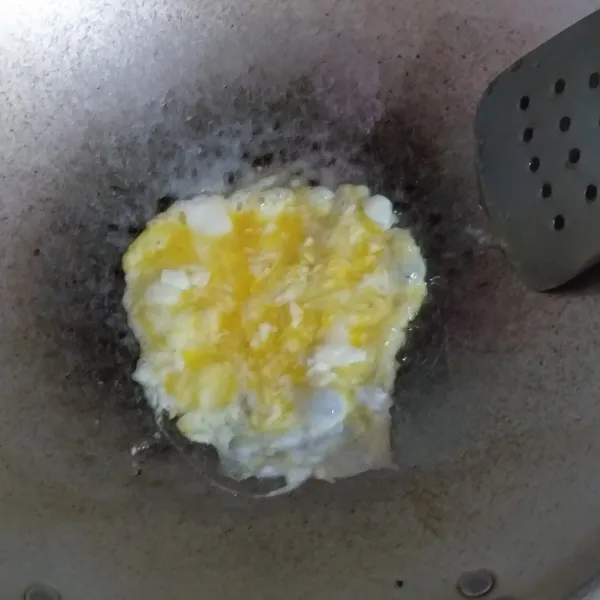 Panaskan 2 sdm minyak goreng, kemudian masak telur orak-arik.