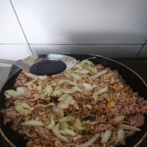 Bumbui garam, kecap asin, kecap manis, saus tiram dan minyak wijen, aduk rata.