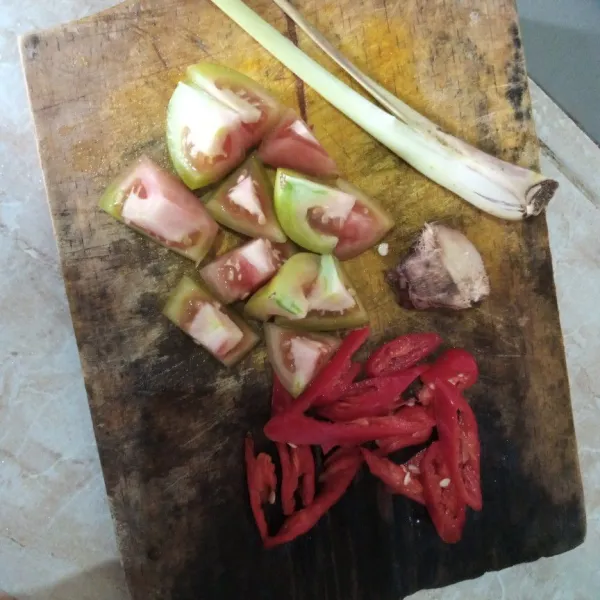 Potong serong cabai, iris kecil tomat, geprek lengkuas dan sereh