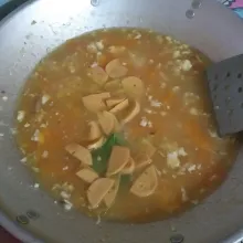 Jika kerupuk sudah lembek, masukan sosis sapi yang sudah dipotong-potong, tambahkan garam, merica, dan kaldu bubuk, aduk rata dan masak lagi hingga kuah menyusut.