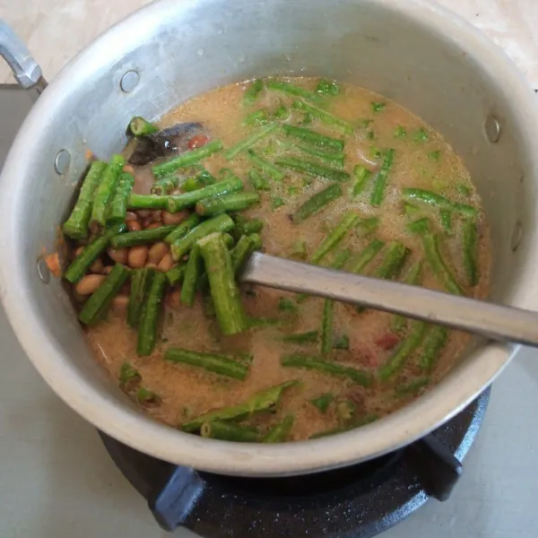 Tuang air rebus sampai mendidih kemudian masukan kacang panjang dan loto masak sampai empuk.