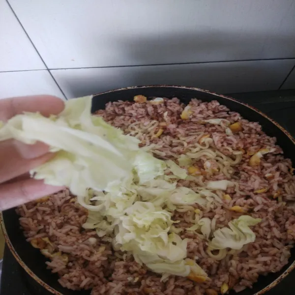 Masukan sayur kobis, aduk rata.