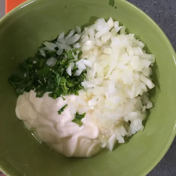 Tartar sauce : campur mayonaise, daun ketumbar, bawang bombay dan air jeruk lemon.