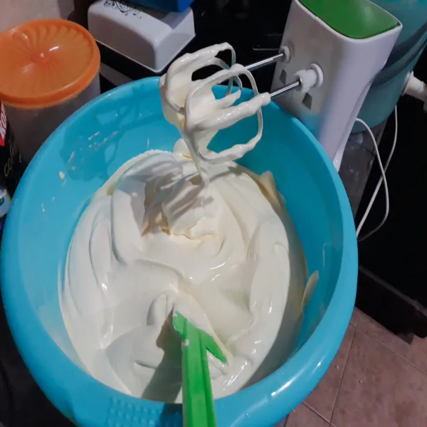 Mixer campuran telur dengan kecepatan tinggi hingga kental berjejak (10 menit).