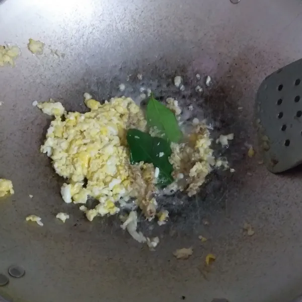 Jika telur sudah matang, sisihkan pinggir wajan, panaskan lagi 1 sdm minyak goreng, tumis semua bumbu hingga wangi.