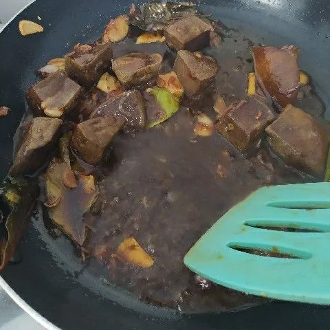 Tambahkan sedikit air. Aduk rata. Koreksi rasa. Masak sampai bumbu meresap dan air menyusut. Sajikan.