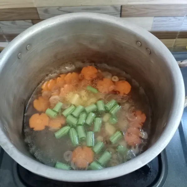 Setelah wortel setengah matang, masukan buncis dan kentang. Masak sampai empuk.