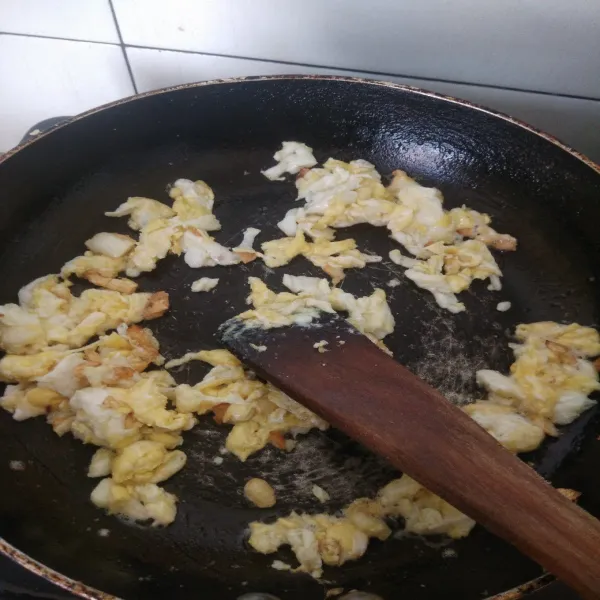 Tumis bawang putih sampai harum, masukan telur lalu orak-arik.