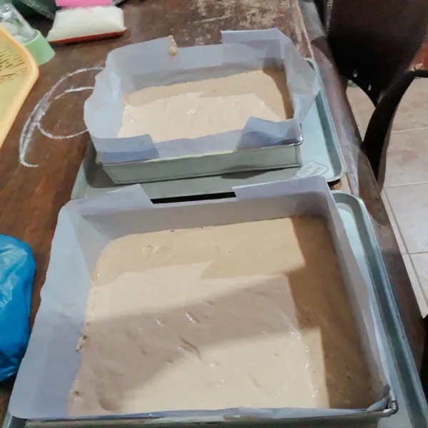 Tuang dalam loyang 22 x 22 cm yang sudah diolesi mentega dan dialasi kertas roti. Jadi 2 loyang.