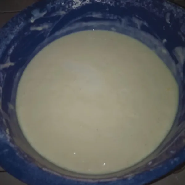 Masukan tepung terigu aduk sampai rata masukan vanili aduk lagi diamkan selama 1 jam.