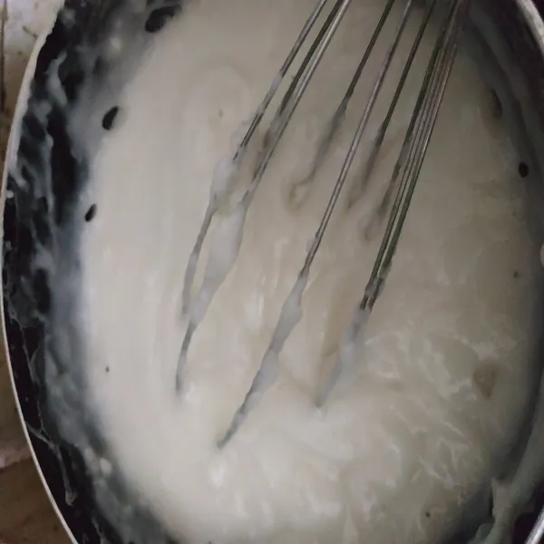 Masukan bahan tepung beras yang dilarutkan bersama santan lalu masukan dalam panci dan aduk terus sampai bubur matang.