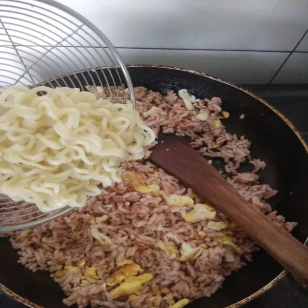 Masukan nasi dan mie, aduk rata.